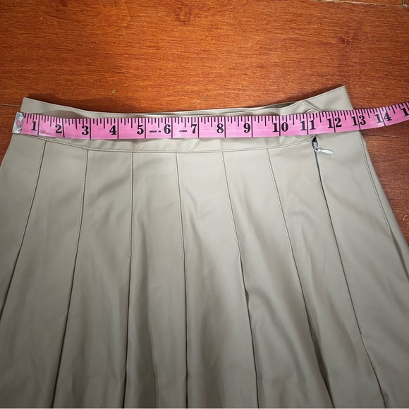 Kendall and Kylie taupe nwt pleated faux leather mini skirt - Picture 4 of 7